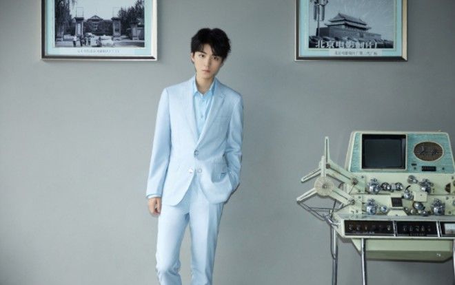 Vương Tuấn Khải tự tay gắp thú bông tặng fan nhân ngày sinh nhật tuổi 20