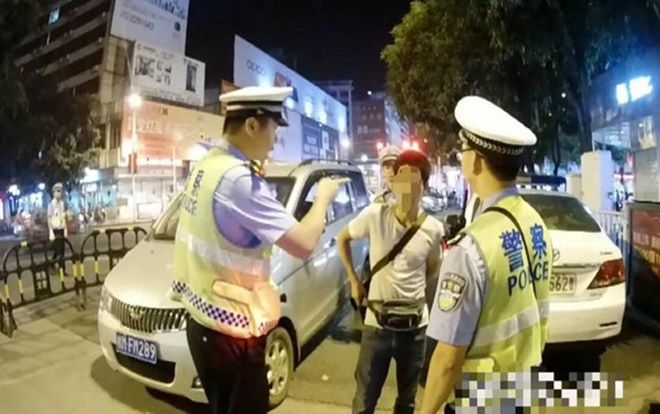 Gây gổ với cảnh sát khi bị bắt xe, người đàn ông còn làm điều khó chấp nhận này