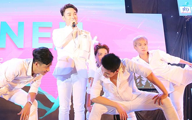 Trúc Nhân sánh vai dàn gái xinh bốc lửa, quẩy 'tung nóc' ĐH Kinh tế quốc dân