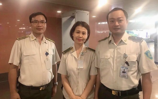 Nữ hành khách vui mừng nhận lại 50 triệu cùng nhiều giấy tờ quan trọng bỏ quên ở nhà vệ sinh sân bay