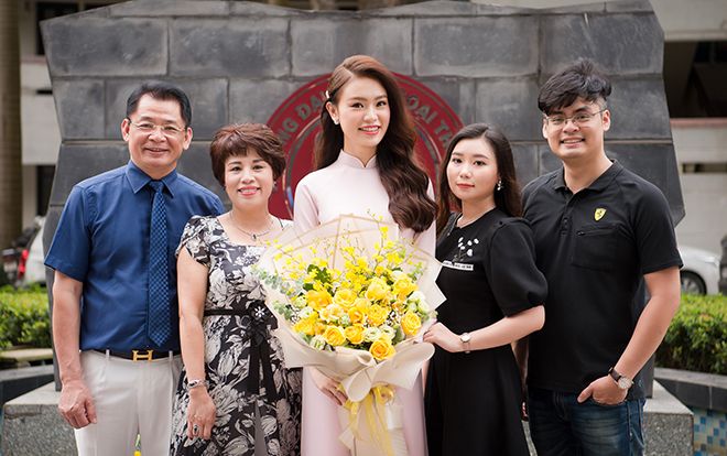 Sau 3 năm, 'cô gái vàng' của Hoa hậu Việt Nam đã tốt nghiệp Đại học loại xuất sắc