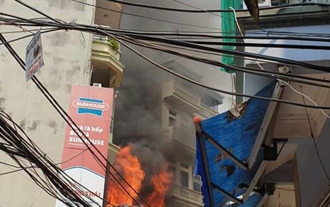 Cháy lớn cửa hàng bán đồ vàng mã ở Hà Nội, nhiều người hốt hoảng