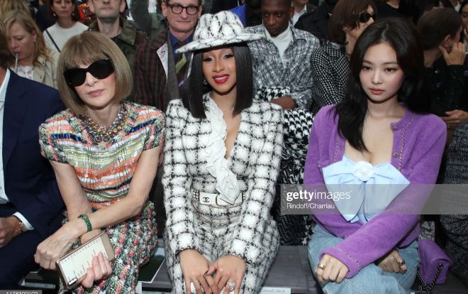 Jennie Black Pink lấp ló vòng 1 căng đầy, ngồi sát bà hoàng Anna Wintour tại show Chanel
