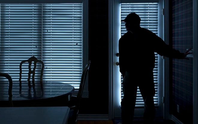 Thấy kẻ lạ vào nhà, cụ ông thản nhiên rút súng bắn chết rồi đi ngủ