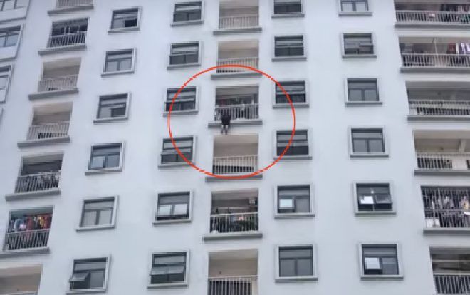 Giải cứu người phụ nữ ý định tự tử ở tầng 10 chung cư