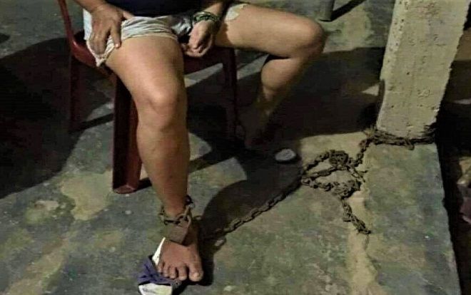 Phẫn nộ chồng say rượu dùng xích sắt trói vợ vào cột nhà để bạo hành