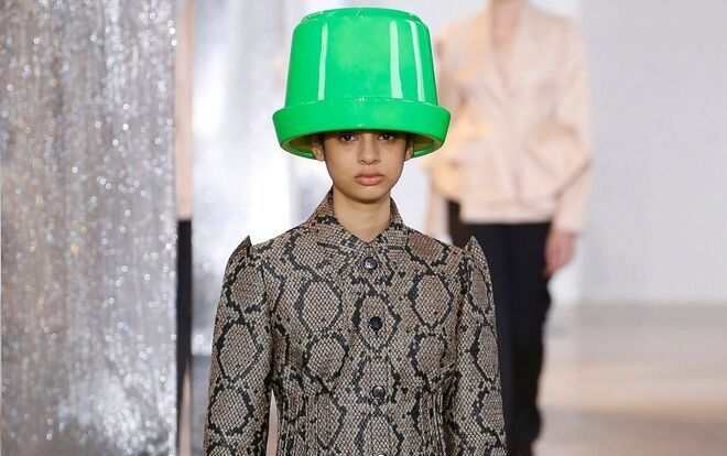 Nhà mốt Nina Ricci chơi trội với bộ sưu tập ‘xô nước’ tại tuần lễ thời trang Paris