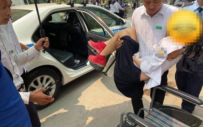 Nữ sinh bất tỉnh giữa đường vì bị cành cây rơi trúng đầu, được CSGT đưa đi cấp cứu