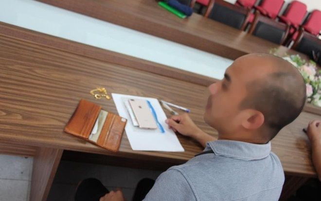 Hành khách cảm kích nhận lại ví có nhẫn đính hôn và dây chuyền vàng để quên ở sân bay