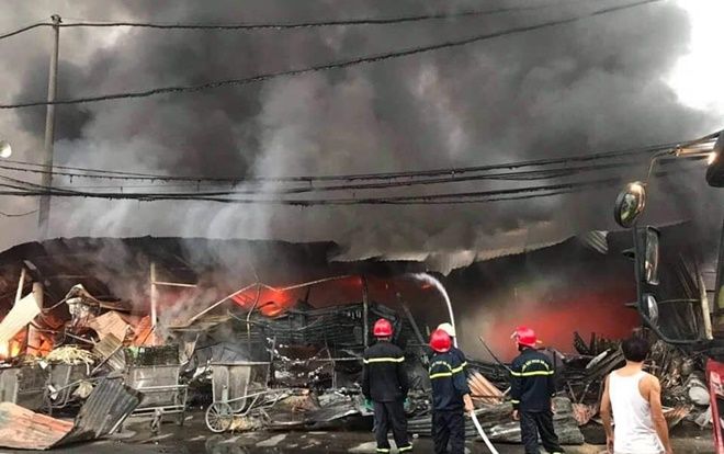 Cháy chợ cực lớn tại Thanh Hóa, nhiều gian hàng bị thiêu rụi lúc rạng sáng