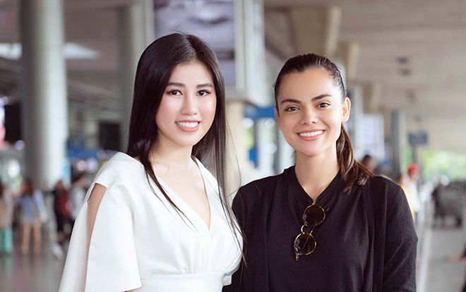 Hoa Hậu Liên Lục Địa 2018 Karen Gallman mặc quần đạp xe khoe chân thon dài tại sân bay Tân Sân Nhất