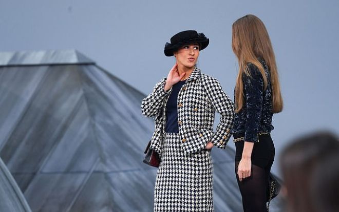 Gigi Hadid đuổi cổ nữ diễn viên hài Pháp khỏi sàn diễn Chanel vì hành động kém sang