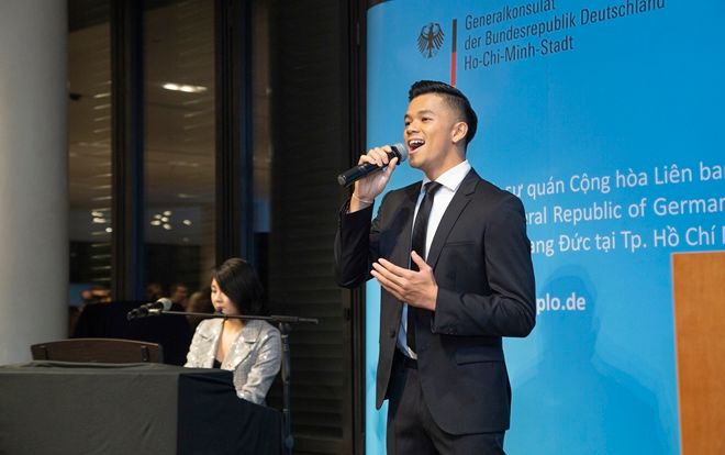 Trọng Hiếu gây ấn tượng mạnh mẽ khi thể hiện Quốc ca Việt Nam và Đức tại sự kiện kỷ niệm đặc biệt