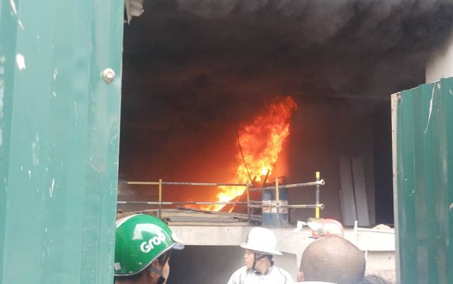 Cháy lớn tại toà chung cư cao cấp QMS Tower đang xây dựng, nhiều công nhân sợ hãi chạy ra ngoài