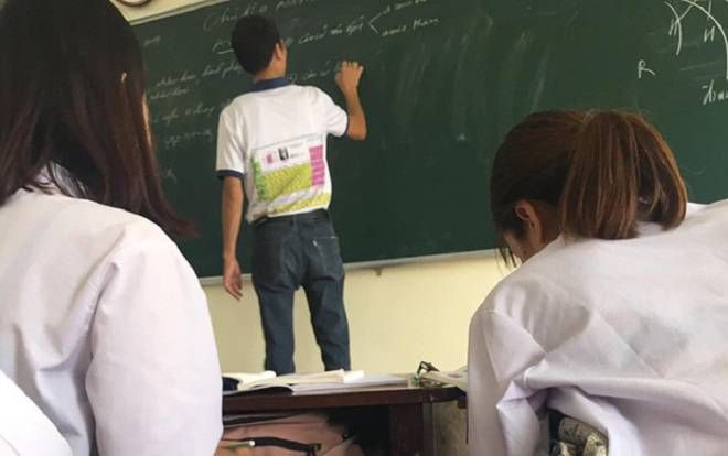 Thầy giáo dạy hóa mặc áo in hẳn bảng tuần hoàn hóa học khiến CĐM gật gù công nhận: Thầy giáo quốc dân là đây chứ đâu!