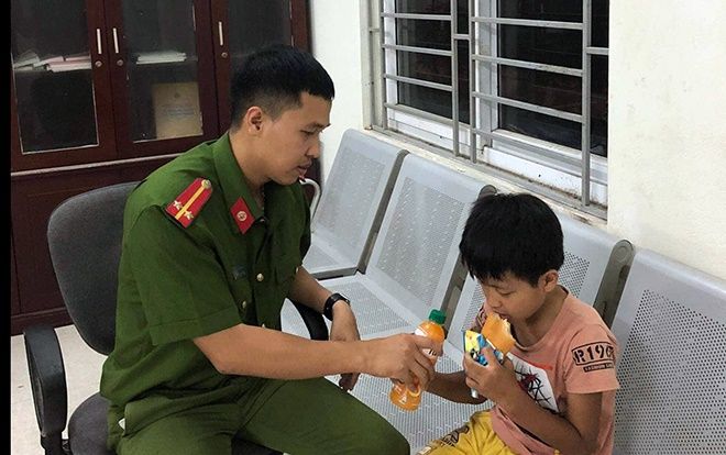 Bé trai 11 tuổi đạp xe lạc qua cầu Thăng Long mệt lả, được công an giúp đỡ