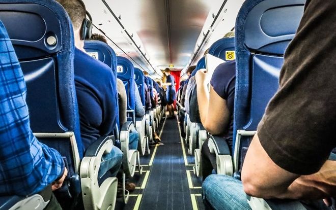 Hành khách máy bay 'choáng' vì bàn chân vô duyên của người ngồi cạnh