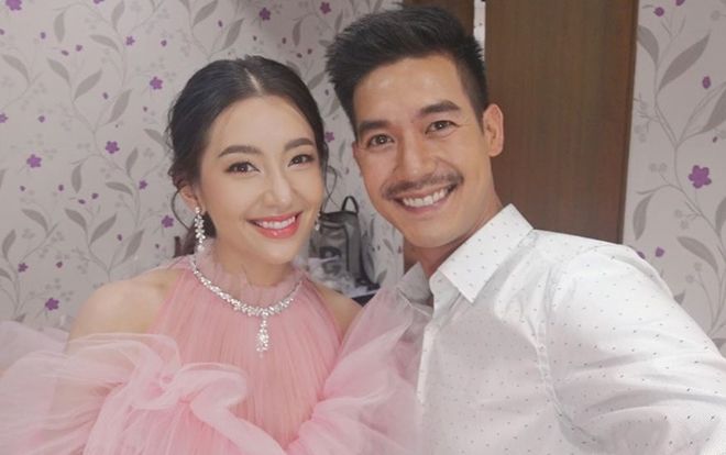 Sau tin đồn rạn nứt vì người thứ 3, Weir và Bella vẫn nhắng nhít du lịch cùng hội bạn khiến fan thở phào nhẹ nhỏm