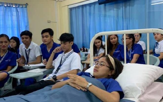 Bị bệnh phải nằm viện, nữ sinh quyết tâm vác cả giường bệnh đến lớp học khiến CĐM gật gù ngợi khen: Học sinh của năm đây rồi!