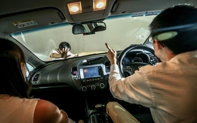 Bắt quả tang vợ ngoại tình, người đàn ông nhảy lên nóc xe của kẻ thứ 3 suốt 7 km