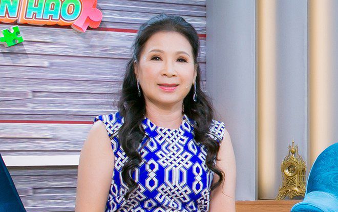 NSND Kim Xuân lên tiếng chỉ trích những bố mẹ trẻ cho con 'cắm đầu' vào thiết bị công nghệ