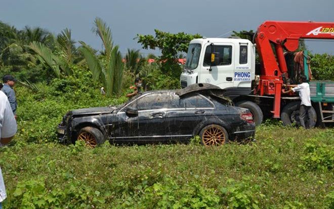 Nhiều điểm bất thường vụ 3 thi thể trong xe Mercedes dưới kênh ở Tiền Giang