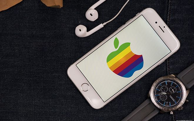 'Trai thẳng' kiện Apple vì biến mình thành người đồng tính