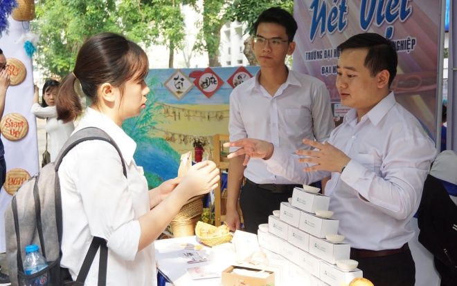Nam sinh làm bao bì, chén muỗng dùng một lần từ bột khoai tây: ‘Em muốn làm gì đó giảm rác thải nhựa ảnh hưởng đến môi trường’