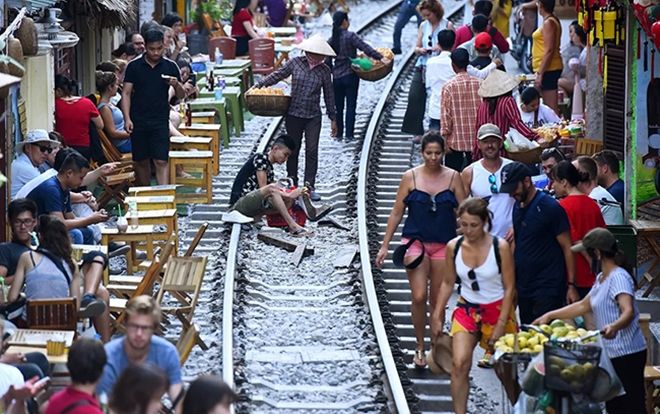 Đề nghị giải tỏa các điểm chụp ảnh, uống cà phê trong lòng đường sắt ở Hà Nội