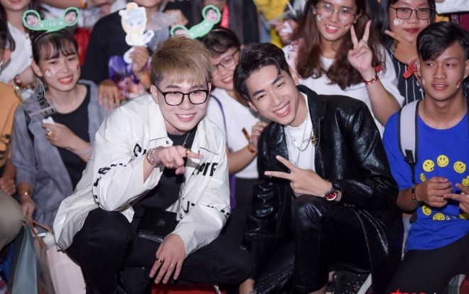 Jack xuất hiện với hình ảnh mới, K-ICM vạch áo 'khoe tim' trước 'biển' người hâm mộ tại fan meeting đầu tiên trong sự nghiệp