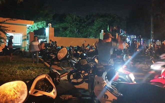 Công nhân tử vong bất thường, người nhà đưa thi thể đến vây nhà máy đòi làm rõ