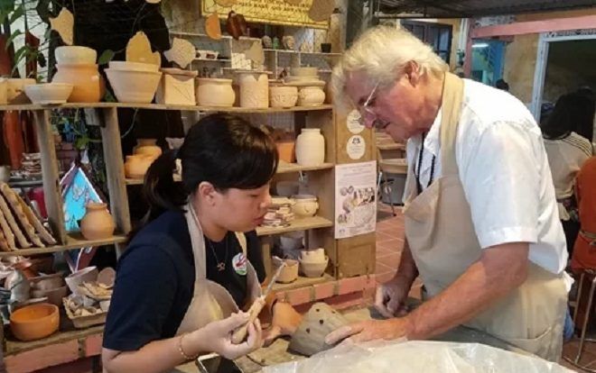 Nghệ nhân Pháp dạy trẻ khuyết tật làm gốm Raku