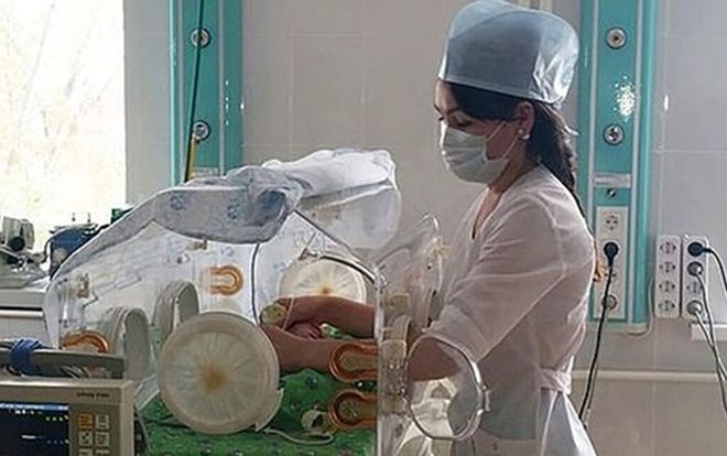 Bé sơ sinh còn sống nhưng bác sĩ lại đẩy vào nhà xác vì lý do khiến dư luận bàng hoàng