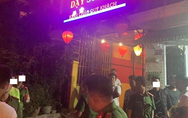 Cảnh sát phát hiện 25 nam nữ phê ma túy trong quán karaoke Dậy Sóng