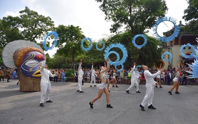 Gần 100 nghệ sĩ biểu diễn lễ hội Carnival đường phố chào mừng '65 năm Giải phóng Thủ đô'