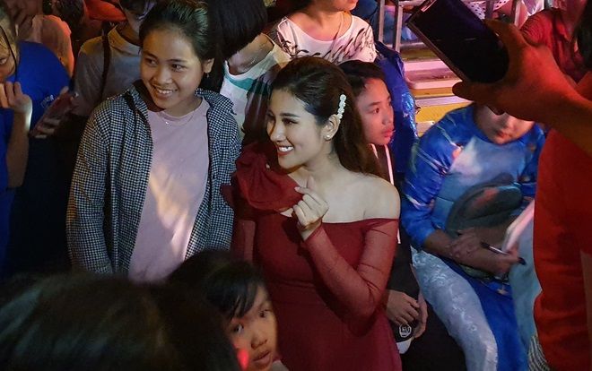 Fan nhí vây kín 'ngọc nữ bolero' Tố My đến nửa đêm không chịu về trong đêm nhạc tại Đà Nẵng