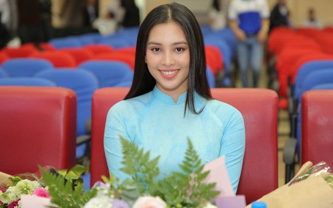 Hoa hậu Tiểu Vy đẹp rạng ngời trong lễ khai giảng, giữ vai trò đại sứ sinh viên Trường Đại học Sư phạm Kỹ thuật TP.HCM