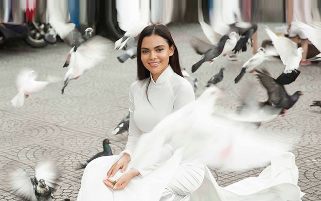 Hoa hậu Liên lục địa Karen tha thướt trong tà áo dài trắng làm 'tắc đường' cả góc phố Sài Gòn