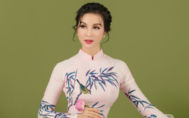 MC Thanh Mai khoe nhan sắc không tuổi với áo dài truyền thống