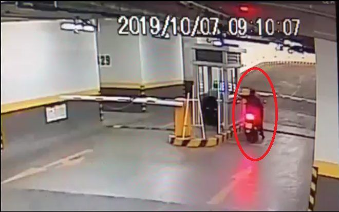 Clip tên trộm giả làm thợ hồ đột nhập 'cuỗm' xe máy trong chung cư cao cấp ở Sài Gòn