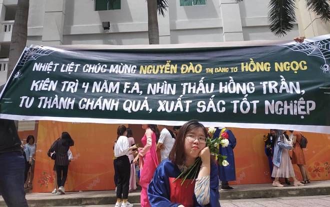 Kiên trì F.A suốt 4 năm Đại học, nữ sinh mặt bí xị vì bị hội bạn thân mang hẳn băng rôn to đùng 'troll' trong ngày tốt nghiệp