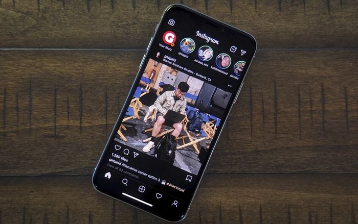 Instagram chính thức có giao diện đen huyền bí, hội cú đêm cập nhật nhanh để bảo vệ đôi mắt của mình
