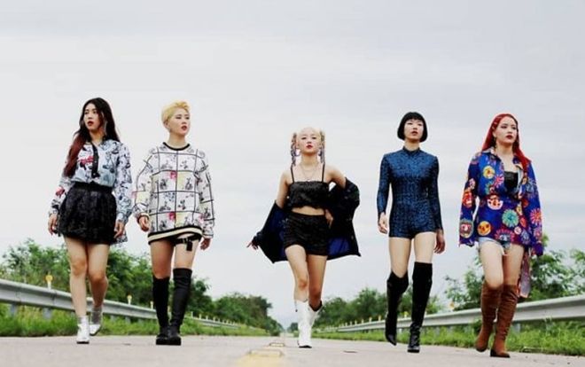 Nhóm nữ Kpop tự 'bươn chải' make up, làm tóc, stylist,… vì công ty quản lý không đủ điều kiện kinh tế