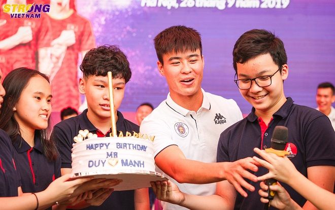 Chàng trung vệ điển trai Duy Mạnh bất ngờ được fan tổ chức sinh nhật sớm, tiết lộ về 'tuổi thơ dữ dội' 10 năm trước