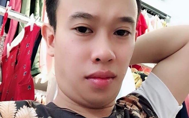 Nghi phạm mang súng xông vào tiệm vàng khống chế nhân viên cướp 200 triệu đồng bị ô tô đi đường tông ngã đã đánh rơi điện thoại ở hiện trường