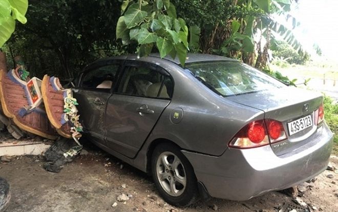 Ô tô đâm sập Miếu Đôi ở bán đảo Sơn Trà, 1 người đi bộ bị thương