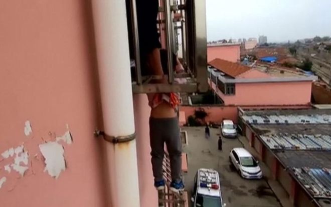 Bé trai kẹt đầu vào thanh sắt lơ lửng ngoài cửa sổ tầng 4