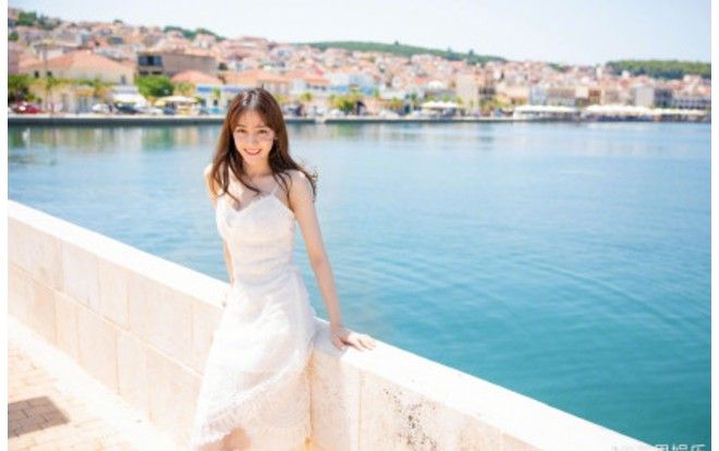 Địch Lệ Nhiệt Ba rơi nước mắt khi nhắc đến bà ngoại trong chương trình 'Du lịch toàn thế giới'