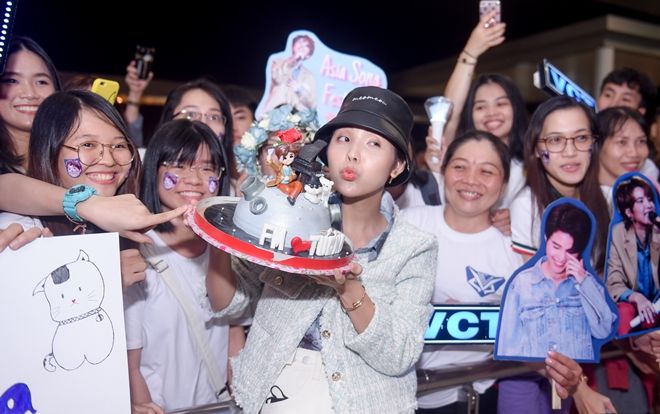 Fan vây kín sân bay tiễn Vũ Cát Tường sang Hàn Quốc tham gia Asia Song Festival 2019