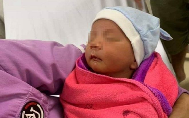 Bé trai khoảng 10 ngày tuổi bị bỏ rơi gần cầu cống chui